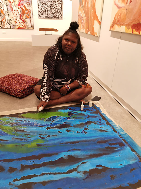 Warlukurlangu artist Athena Nangala Granites painting in GoCA during her residency in May 2021