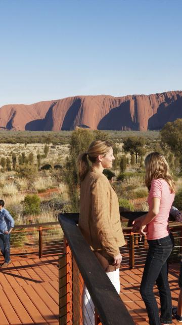 Family looking at the Uluru
