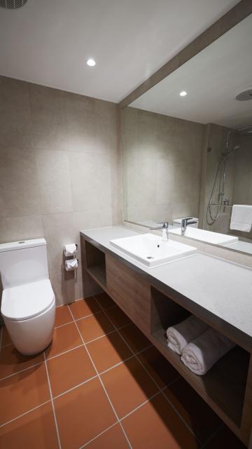 Outback Hotel Standard Room Bathroom